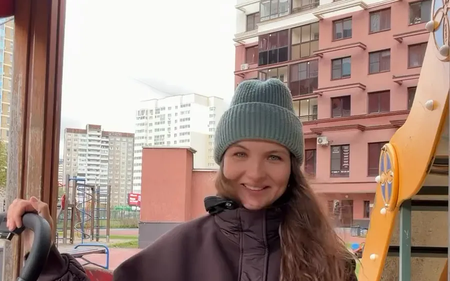 Мама на лавці дитячого майданчика